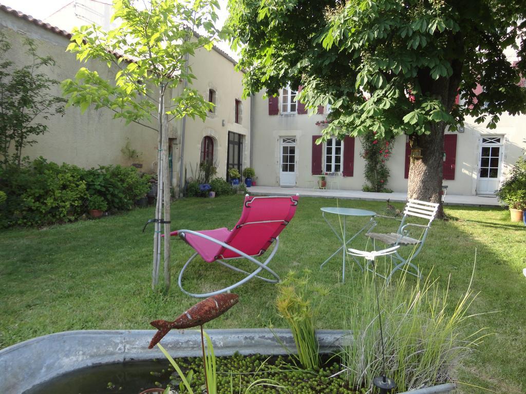 Bed and Breakfast Le Logis De La Poupeliere Vouhé Esterno foto