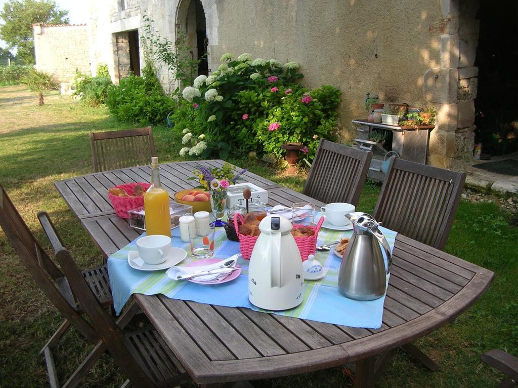 Bed and Breakfast Le Logis De La Poupeliere Vouhé Esterno foto